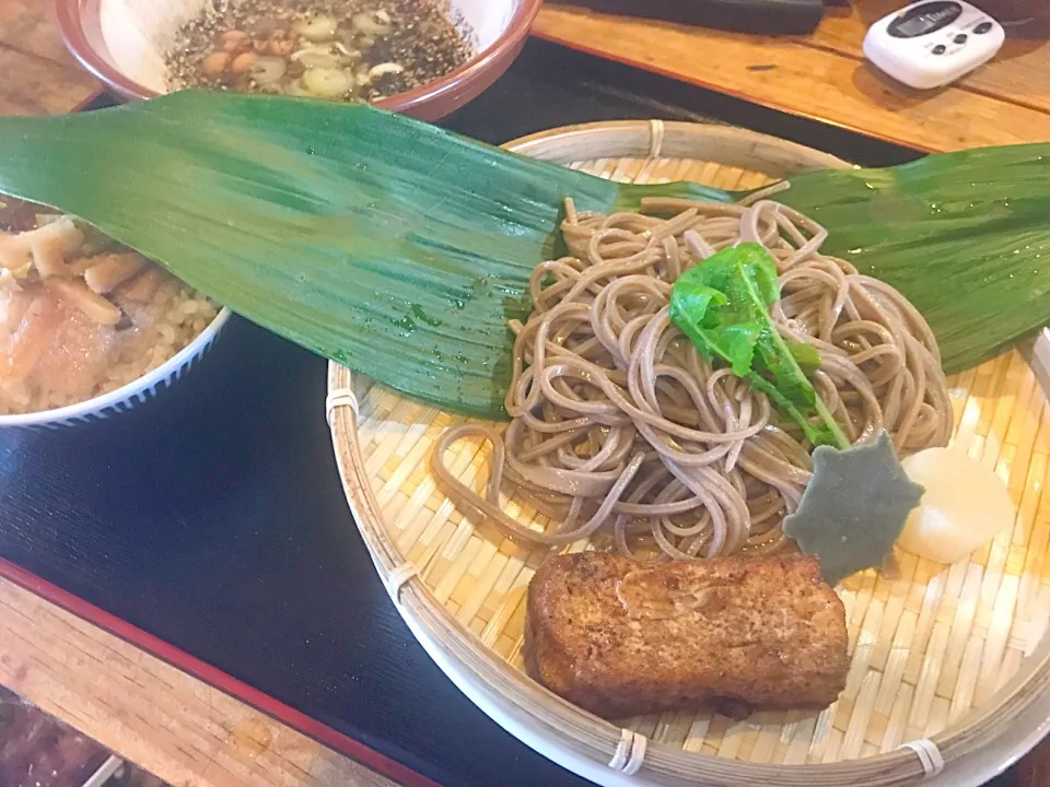 #亀戸養生料理高の 
養生料理 護摩蕎麦
自家製 の お揚げさんと亀戸大根|亀戸 養生蕎麦 高のさん