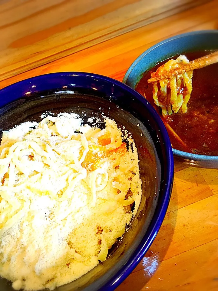 チーズタップリのチーズカレーつけ麺。生卵の黄身が良いアクセント。〆は残りのカレースープに白ご飯を投入‼️|Harumitu Simadaさん