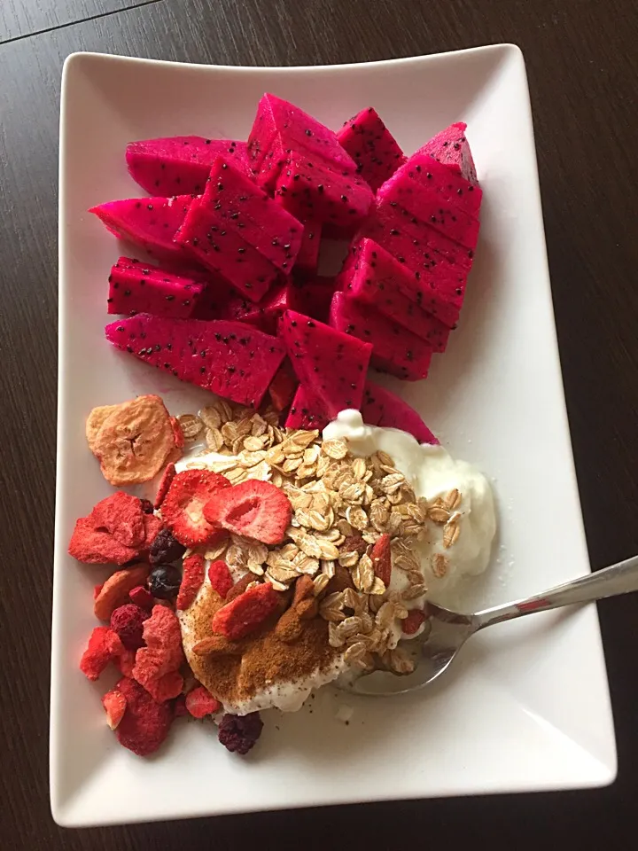 Super food = super breakfast = dragon fruit #dragonfruit #superfood #yogurt|LucieFoodさん