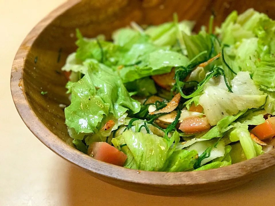 ブラウンマッシュルームとおかひじき、レタストマトのえごま油サラダ すりごま桜エビ味|マハロ菊池さん