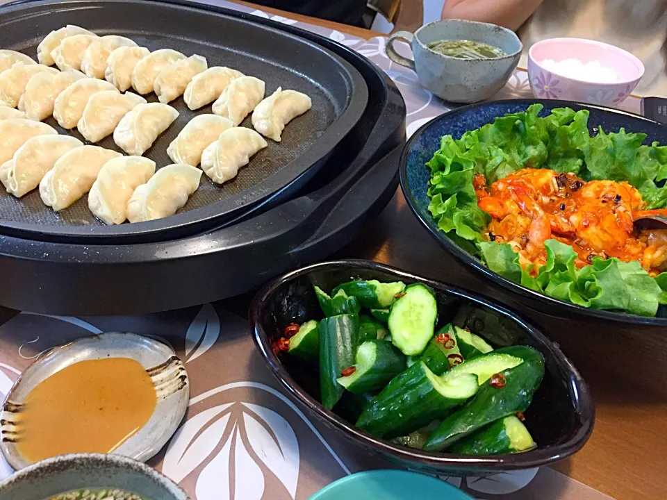 日曜日の晩御飯
餃子、エビチリ、きゅうりのたたき、白米、ワカメとネギのスープ|かよちゃんさん