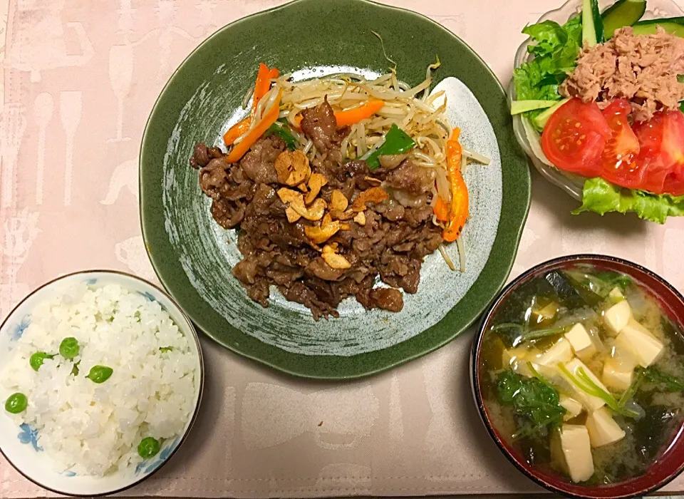 グリーンピースご飯  佐賀牛霜降り切り落とし炒め ツナサラダ とうふワカメ玉ねぎのお味噌汁|Junko Tominagaさん