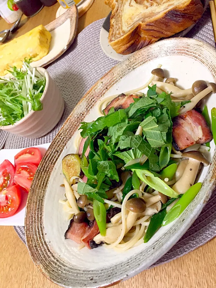 Snapdishの料理写真:和風パスタの晩御飯🍝
ベーコン、なす、ねぎ、しめじ|2493さん