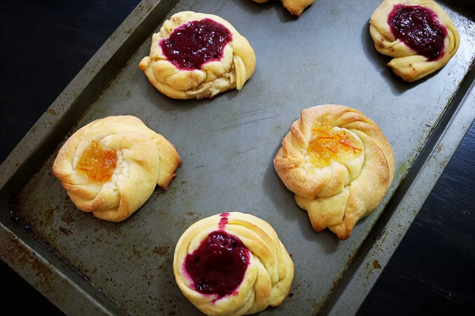 Snapdishの料理写真:Rosella (hibiscus) Danishes #danish #breakfast #rosella #sweets #pastry #bread|Amby Cakesさん