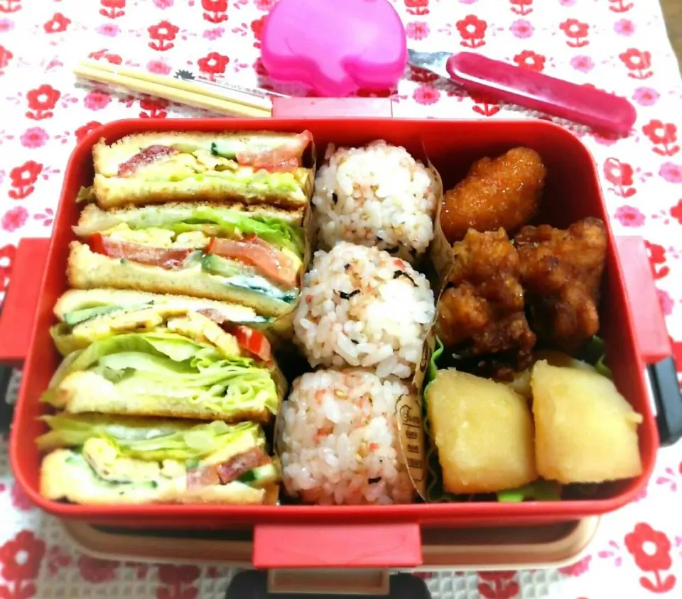 娘弁当🍱
   サンドイッチと
        おにぎり🍙😃|miimiさん