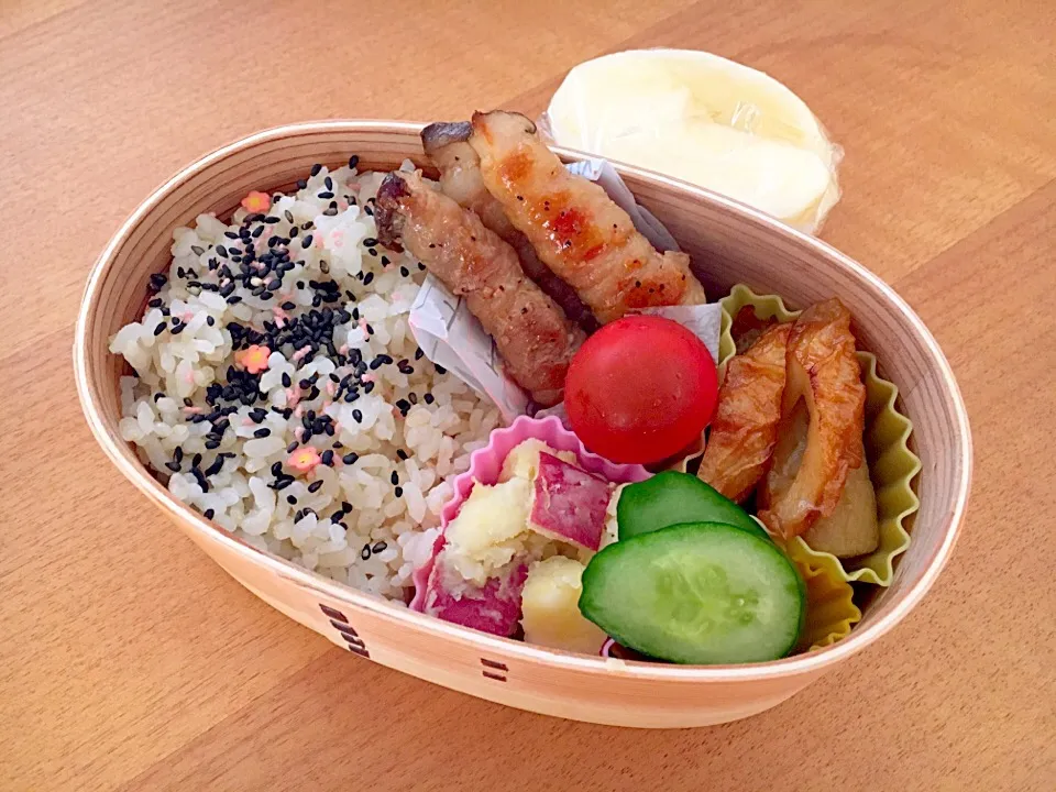 今日のお弁当#エリンギの豚肉巻#ちくわの甘辛煮#さつまいもサラダ#きゅうりの浅漬け|ぴのさん