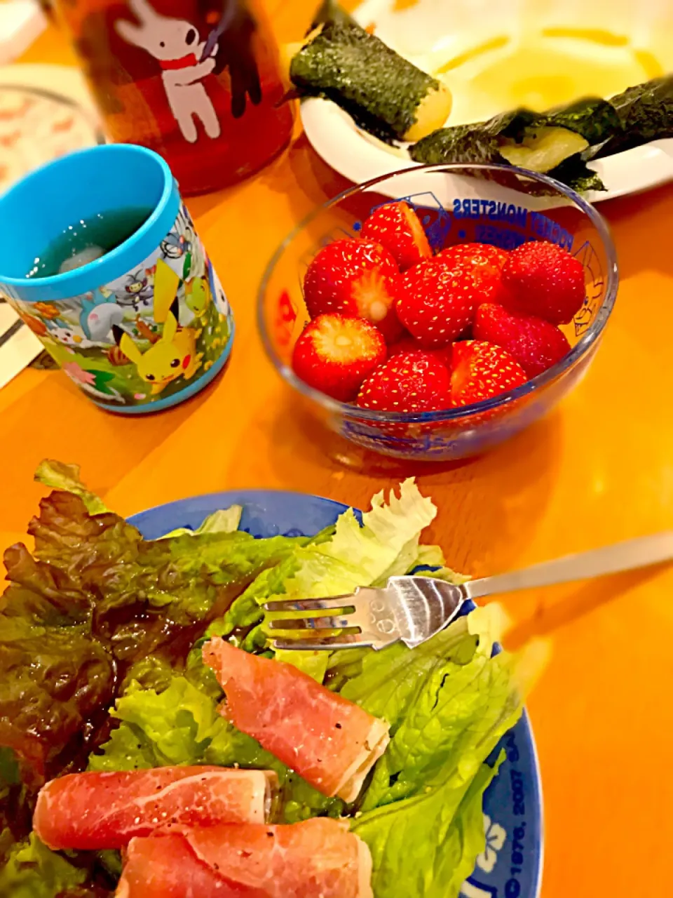 Snapdishの料理写真:お餅磯辺巻き  レタスと生ハムのサラダ🥗 苺🍓  冷たい麦茶|ch＊K*∀o(^^*)♪さん