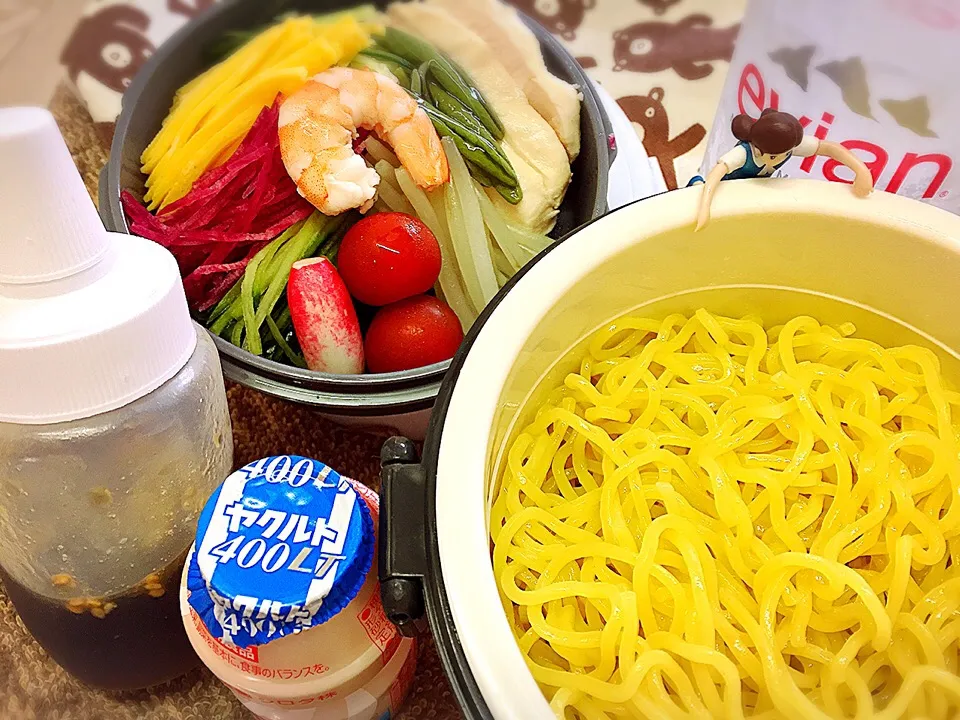 特製サラダチキン入り冷やし中華🇨🇳
(TP:特製サラダチキン、エビ🦐、じゅんさい、きゅうり🥒、錦糸玉子、赤大根、もやし、プチトマト🍅、ラディッシュ)のダーリンお弁当♪

#弁当 #フチ子 #冷やし中華始めました|桃実さん