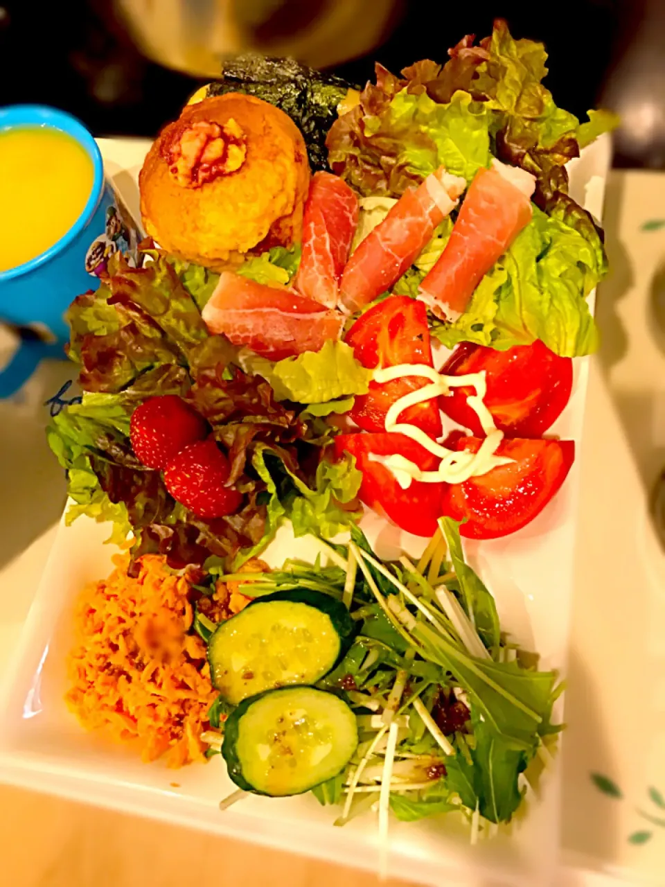 レタス  水菜  きゅうり  トマト  苺  生ハム  ほぐしサーモン  サラダ🥗  お餅磯辺巻き  苺マフィン  オレンジジュース🍹|ch＊K*∀o(^^*)♪さん