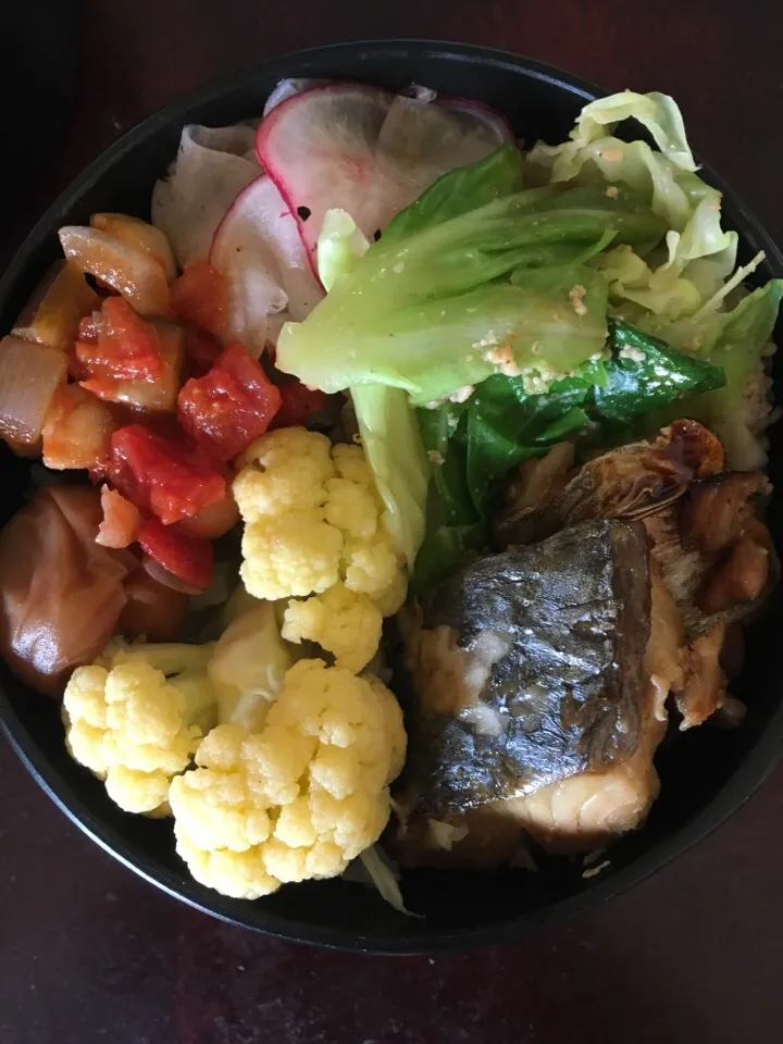 Snapdishの料理写真:鰆、カリフラワー、きゃべつ、しいたけ、茄子、玉ねぎ、ひよこ豆、トマト、大根、ラディッシュ、梅干#vegetable #lunch #bento #お弁当|aiさん