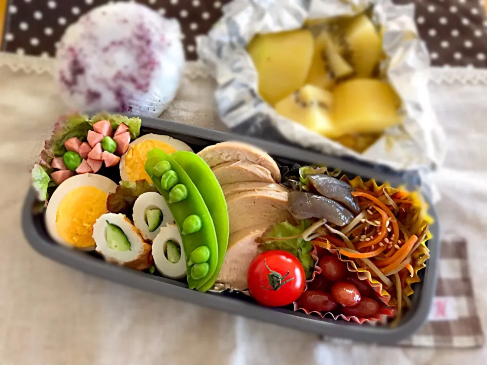 まるまさんの料理 鶏チャーシュー🐓
味付けゆで卵🥚
きんぴら🥕
キュウリinちくわ🥒
ウインナー🌸
お豆😋
こんにゃく煮😆
スナップえんどう🍅キュウイ🍙|あやこさん