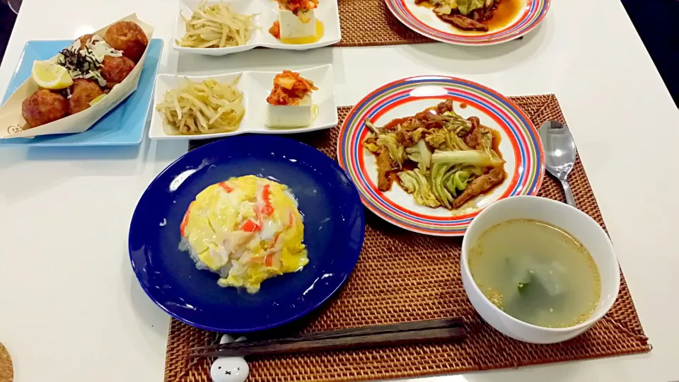 今日の夕食　SDモニター大豆のお肉の回鍋肉、冷奴のキムチのせ、もやしのごま和え、天津飯、大根の中華スープ、銀だこの塩レモンたこ焼き|pinknari🐰🌈さん