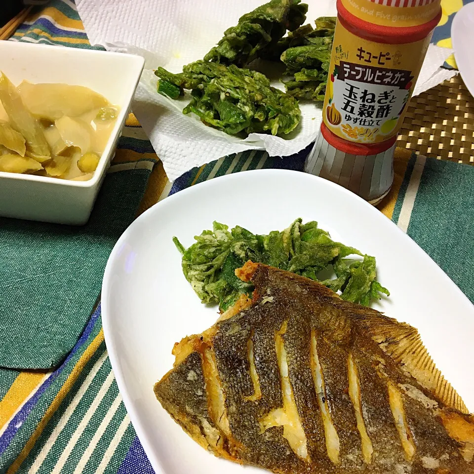 Snapdishの料理写真:#カレイの唐揚げ #ウドの天ぷら #玉ねぎと五穀酢ゆず仕立て

今日のお夕飯〜😊|renharuruさん