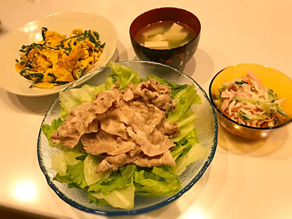 Snapdishの料理写真:・冷しゃぶ
・ニラ玉
・中華スープ
・きゅうりと大根のサラダ|さや助さん