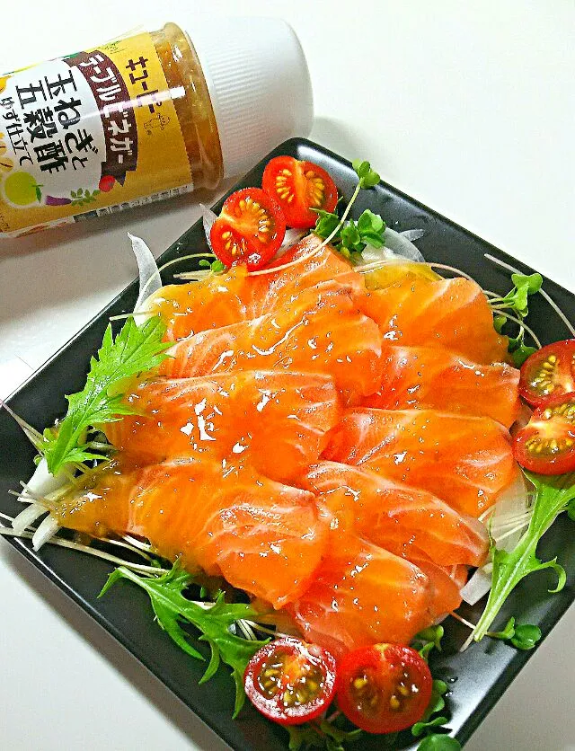 Salmon Salad with Yuzu dressing🐟キユーピーのテーブルビネガーで楽しむ #サーモンサラダ 🌿#アトランティックサーモン #おつまみ #ビールによく合うおつまみ #おうちごはん #うちごはん  #マリネ|まめさん