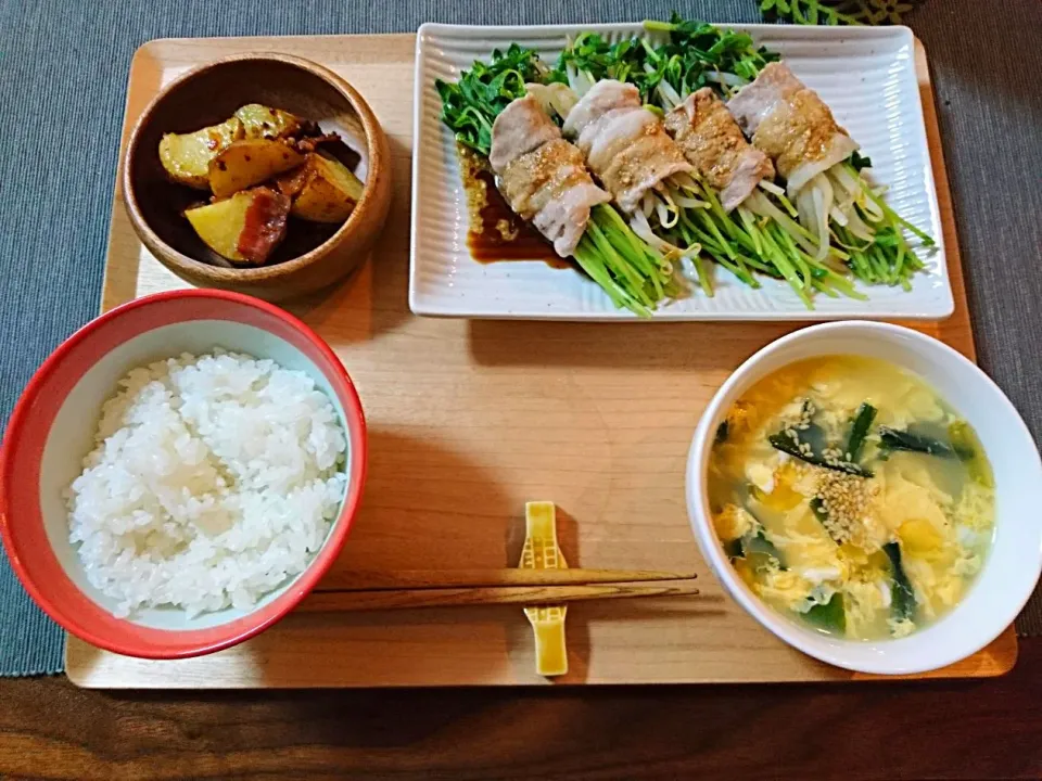 Snapdishの料理写真:豆苗ともやしの豚肉巻き蒸し、新じゃがとベーコンのマスタード炒め、ワカメ卵スープ|おむすびさん