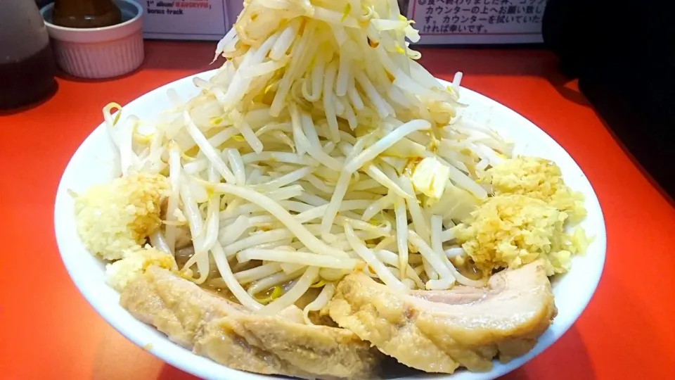 Snapdishの料理写真:千里眼 の ラーメン＋豚1枚(肉パスポートで無料)＋ニンニク＋ショウガW＋野菜ちょい ＠駒場東大前、東北沢、池上17066|大脇さん