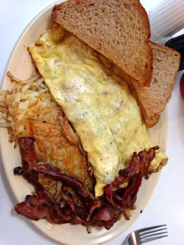 Breakfast at Cash"s Diner 🖤 Veggie Omelet #Vegetable #Eggs Bacon #Pork Hash browns & Whole Wheat Toast #Bread #Breakfast/Brunch|Alisha GodsglamGirl Matthewsさん