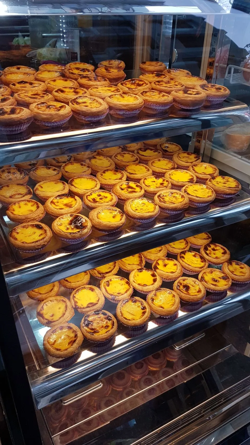はい。これだ！マカウの Portuguese egg tart! とてもうまかった！今朝「宮崎麺飽西餅」という店で買った けど、夜までに食べられるようだ。マカウ👍👍|まるまるさん