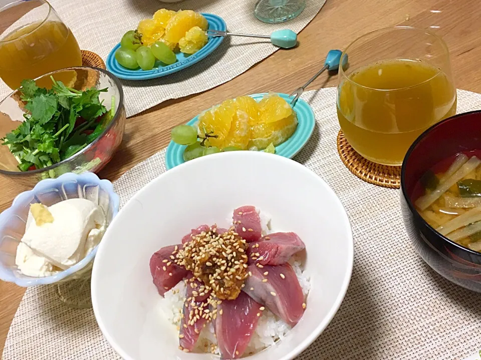 Snapdishの料理写真:かつおのねぎみそ丼 大根のお味噌汁 トマトとオクラとパクチーのサラダ 冷奴|あきころさん