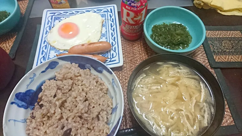 目玉焼きとウインナーソーセージ&茗荷の味噌汁&めかぶ|まぐろさん