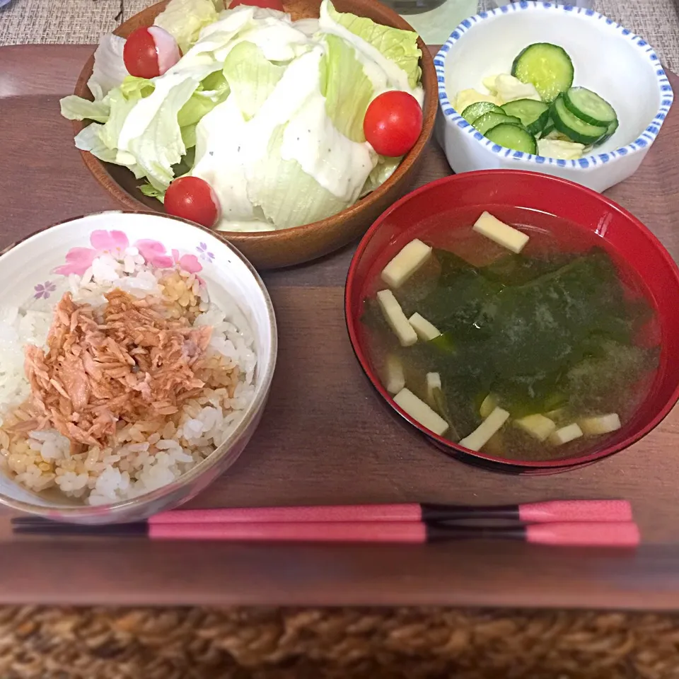 朝ごはん❤一昨日つけた浅漬けがいい感じ✨|いず⋈ + ゜さん