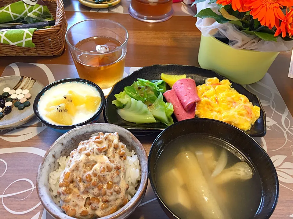 Snapdishの料理写真:朝ごはん
カニカマ入りたまご、ハム、茹でキャベツ、大根と豆腐と揚げの味噌汁、白米、納豆、ゴールデンキウイ添えヨーグルト|かよちゃんさん