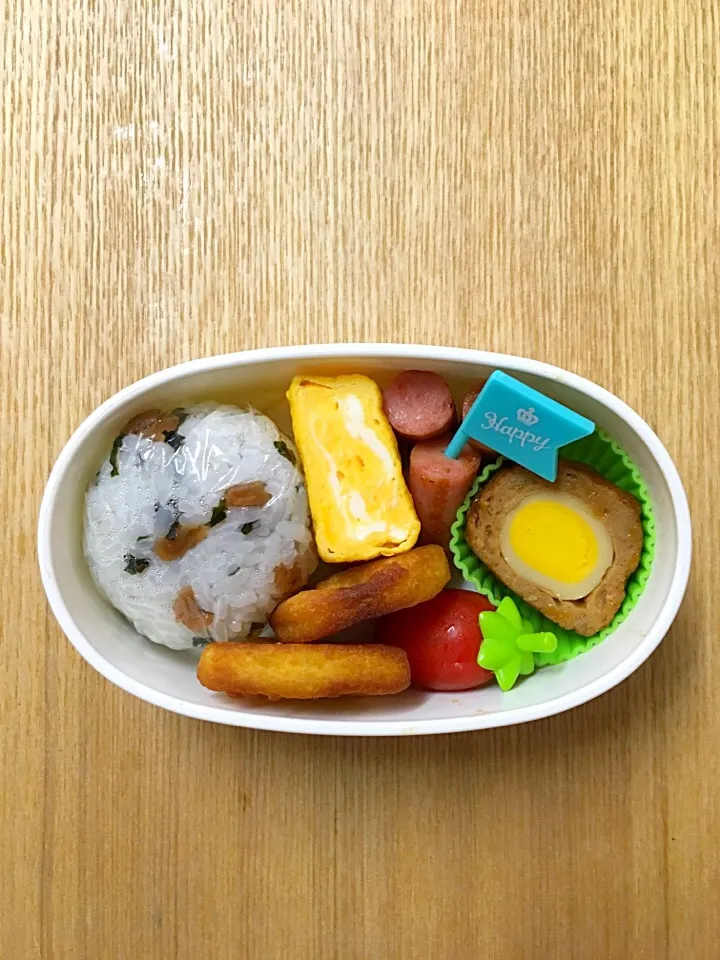 #ムスメご飯 #ムスメ弁当 

うずら入りミートボール、アンパンマンポテト、卵焼き、ポールウインナー、ミニトマト、おにぎり|mossan＠OSAKAさん