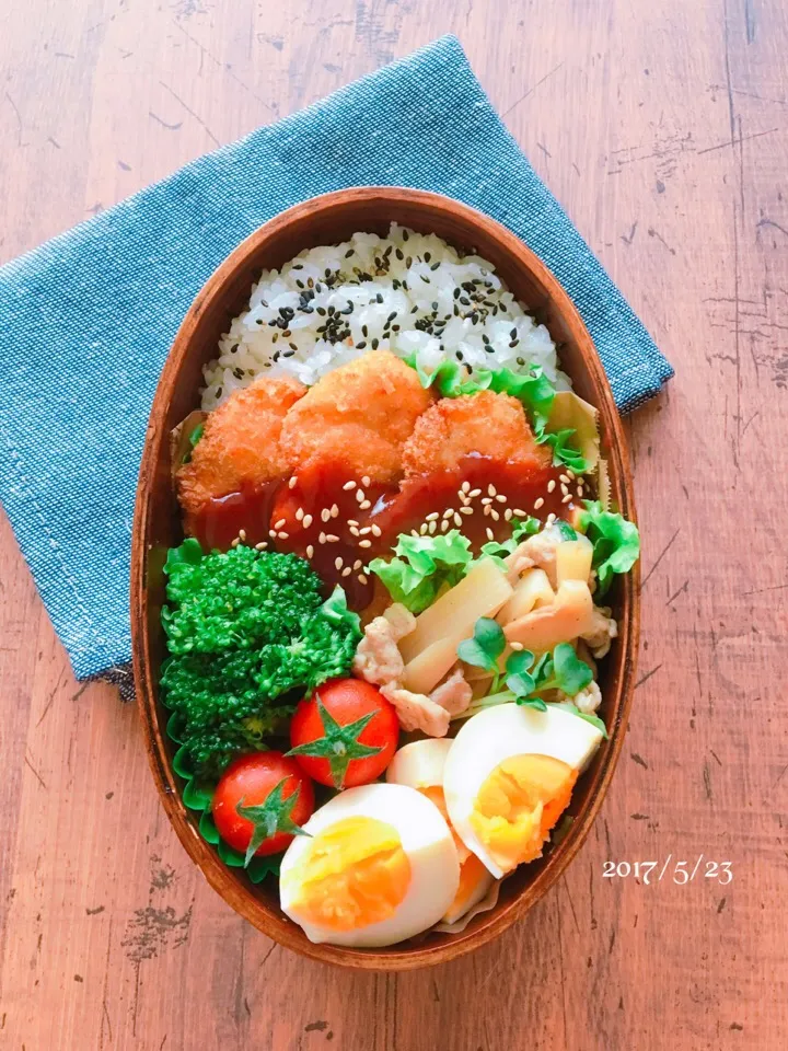 Snapdishの料理写真:◉旦那さんのササミフライ弁当

おはようございます😊☘️
今日は邑楽郡大泉町方面に仕事です
昨日、半熟卵を作っていたら何故か殻が
いつもよりきれいに剥けなくて
困っていたところ
子供たちが来て、
「今日は失敗だね😢💦」と
言われてしまいました😅💧
「バァーの作ったもは、おいしいよ😃💕💕」と
言ってくれるのでうれしいです|津久井 美知子(chiko)さん