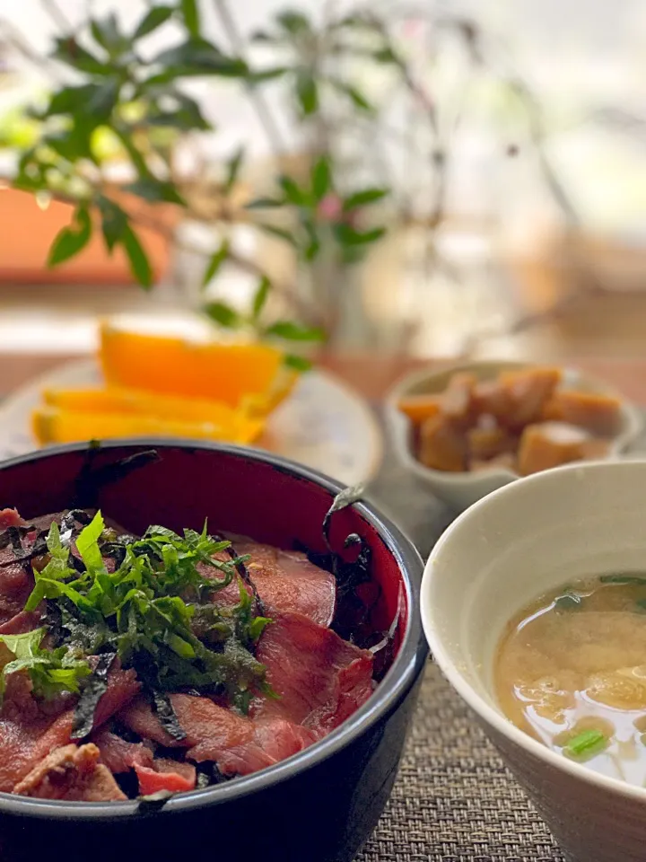 ローストビーフ丼一人前
なので
夫の昼ごはん|シュトママさん