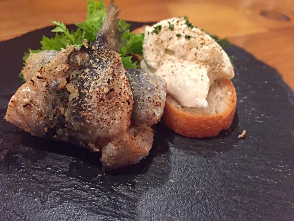 イワシの香草パン粉焼きとゴルゴンゾーラムースの蜂蜜がけのブルスケッタ|Takaki Sasakiさん