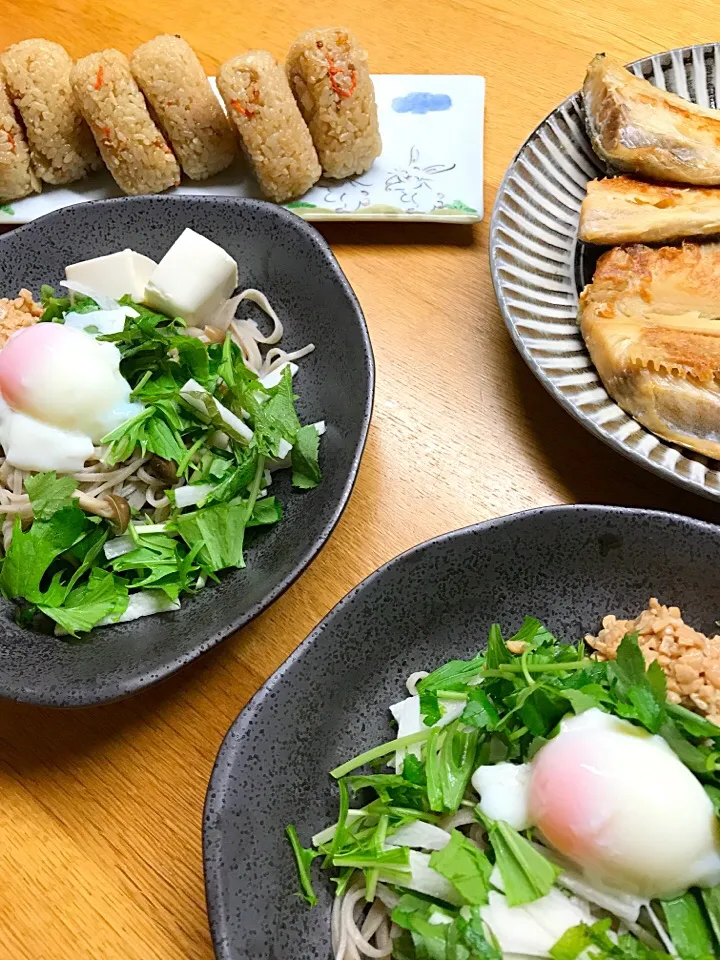 今日の晩ご飯😅
SDの蕎麦率高い〜〜（笑）
見てたら食べたくなって、ウチもぶっかけ蕎麦🤗
鶏めしおにぎりとホッケと共に😋|5ネコママさん