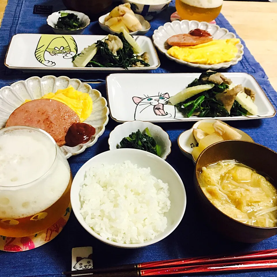 朝ごはん🍚みたい☺️
わさび菜を醤油漬にしたらごはんもビールもめっちゃすすむ😍
#空芯菜炒め 
#ソーセージオムレツ
#イカと大根の煮物
#わさび菜の醤油漬け 
#揚げとえのきのお味噌汁 
#ごはん|とよよさん