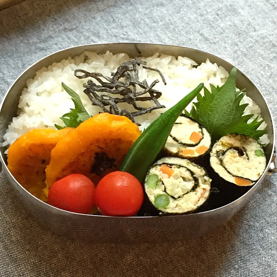 chiaki3さんの料理 鳥ひき肉のくるくる海苔巻き 
お弁当🍱17.5.23|Lilyさん