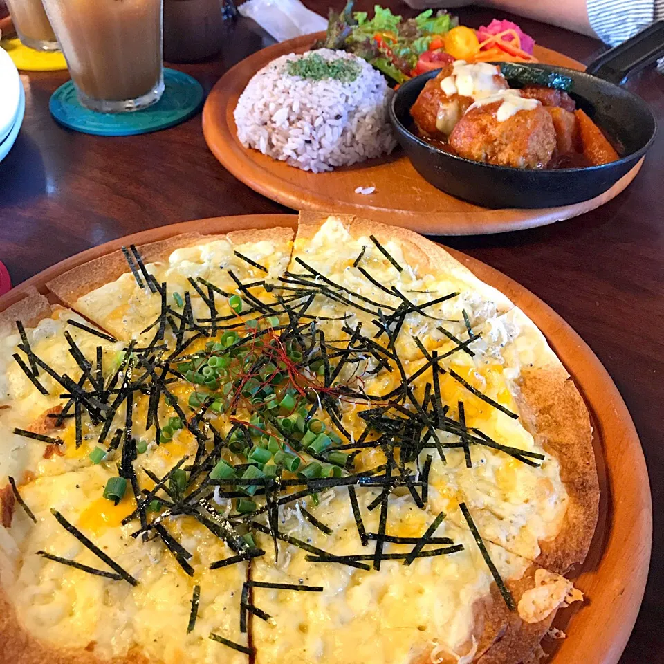 2種類のチーズとシラスをのせた和風ピザ&煮込みハンバーグ😋|ジヨ美さん