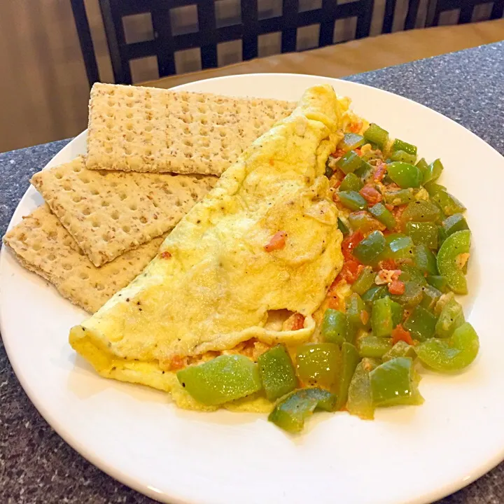 Omelette & Wheat crackers 🍳🥒🍞|FitMomDoc19さん