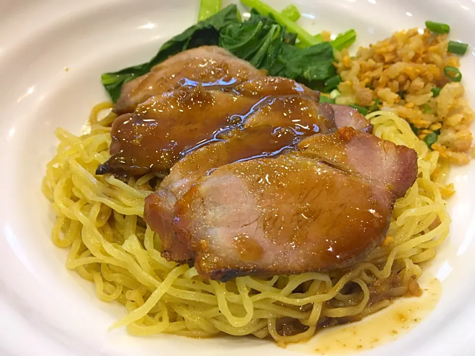 Egg noodle with grill pork|Issara. 🍴さん