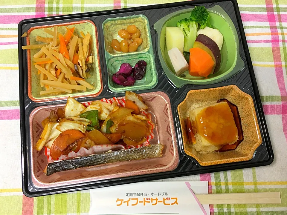 Snapdishの料理写真:キャベツいっぱいホイコーロー 日替わり弁当 豊川市宅配|Naokazu Kuritaさん