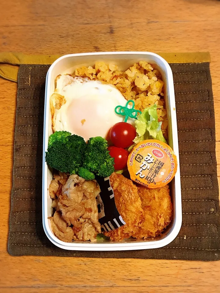 ドライカレーとぷりぷりエビカツ弁当🍱
#弁当 #中学生男子弁当 #お弁当|ちっくんさん