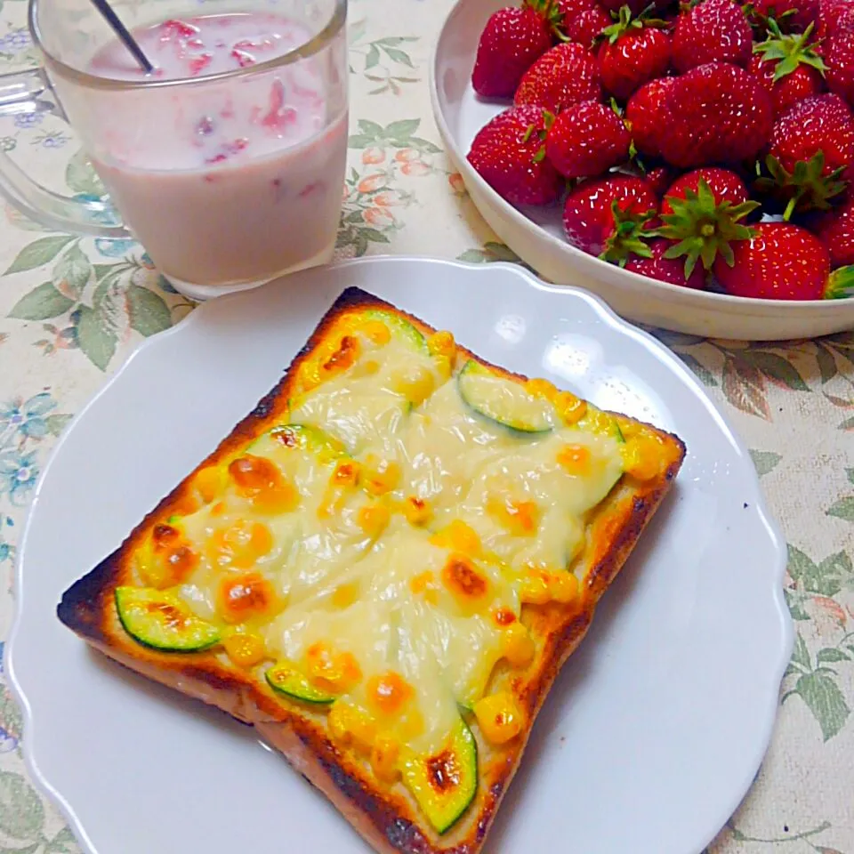 ズッキーニとコーンのカレーマヨチーズトースト🍞|うたかた。さん