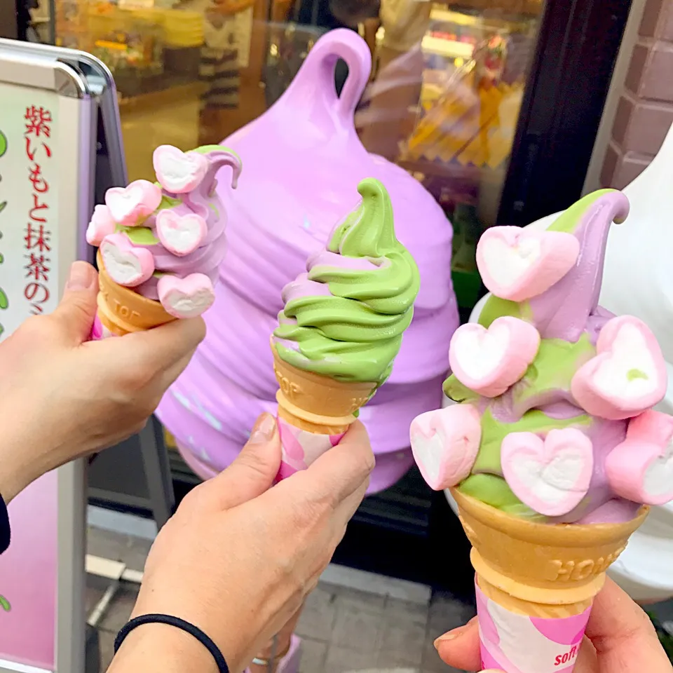 「いも吉館」の
紅芋と抹茶のソフトクリームにマシュマロトッピング😋|ジヨ美さん