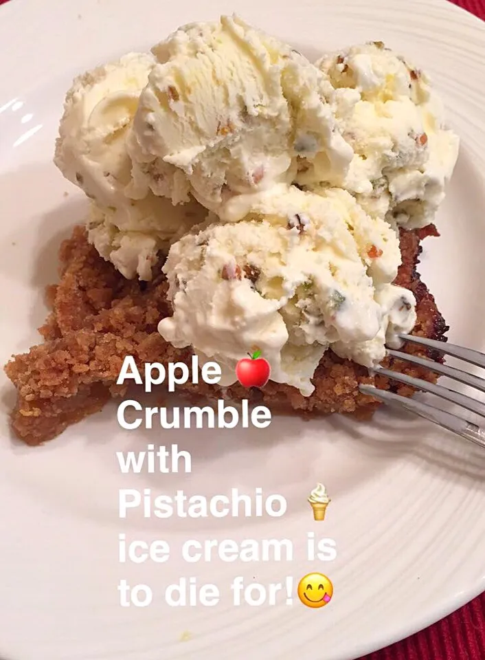 Snapdishの料理写真:Apple 🍎 Crumbles with Pistachio Ice Cream. Mmm Yum 👅 😋|Alma's Home Kitchenさん