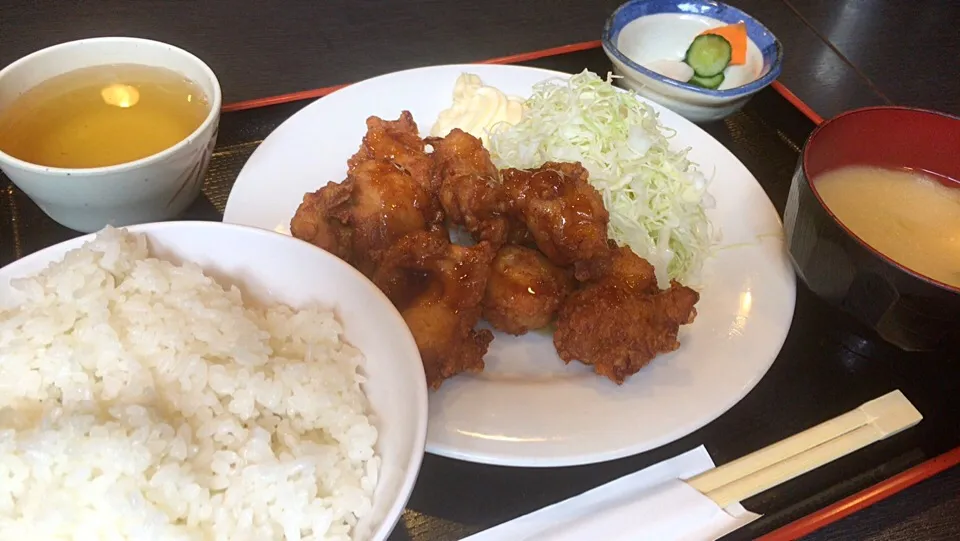 唐揚げ定食を頂きました。|momongatomoさん