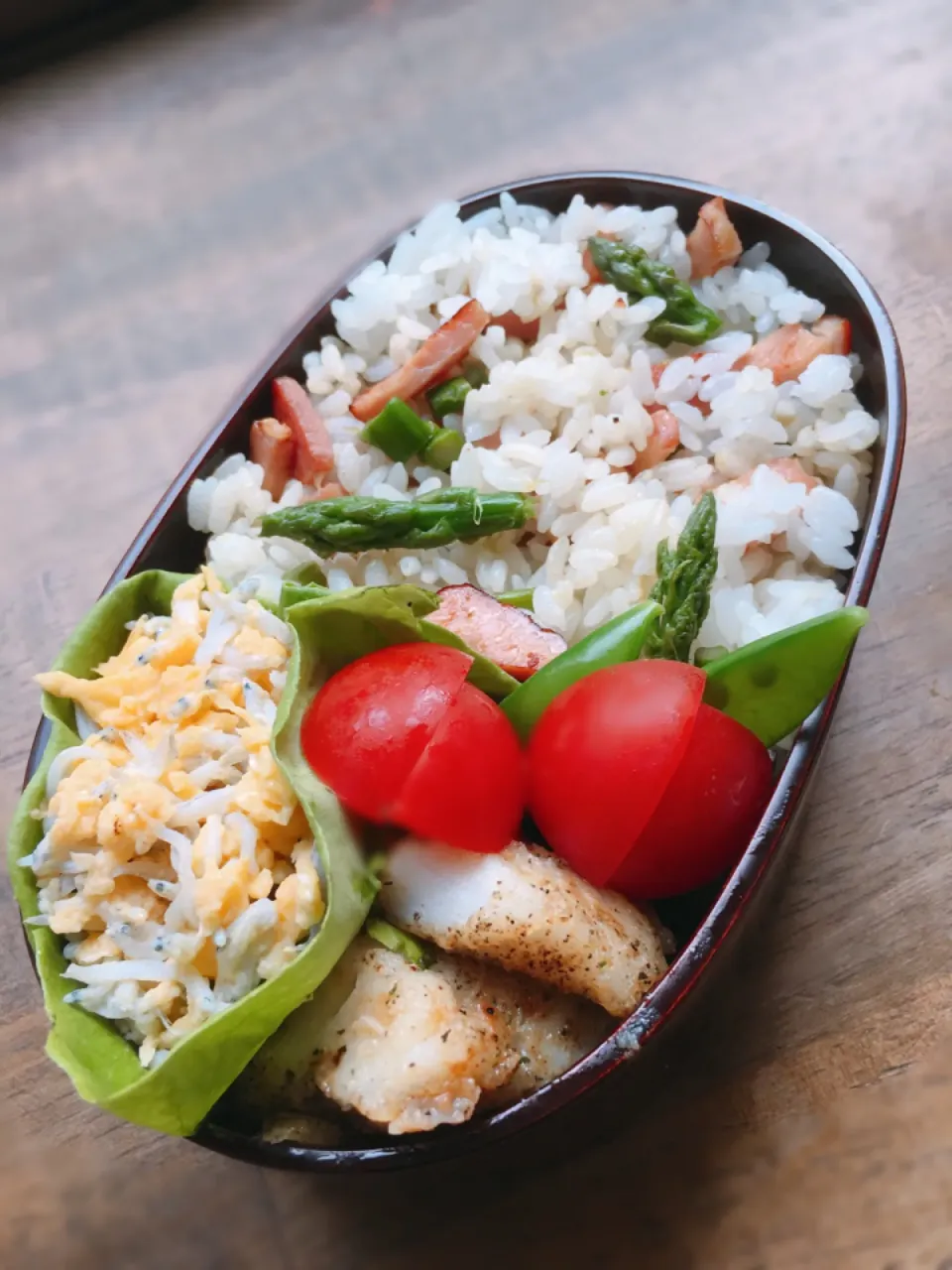 今日のお弁当
・アスパラとベーコンの混ぜ御飯
・鱈のムニエル
・シラス入りたまごそぼろ|akiさん