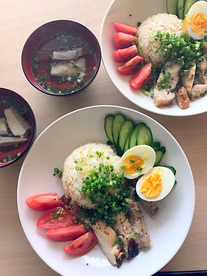 ゆんゆんゅんさんの料理 カオマンガイです。ほろほろ鶏肉＆うまうま鶏飯は絶品です♪♪炊飯器で簡単にね☆と鯛のあらの潮汁|SnapdishJPさん