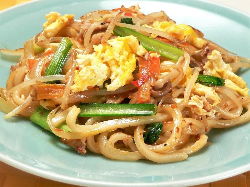 パパッと10分！豆板醤でピリ辛焼きうどん #AllAbout|All About 料理レシピさん