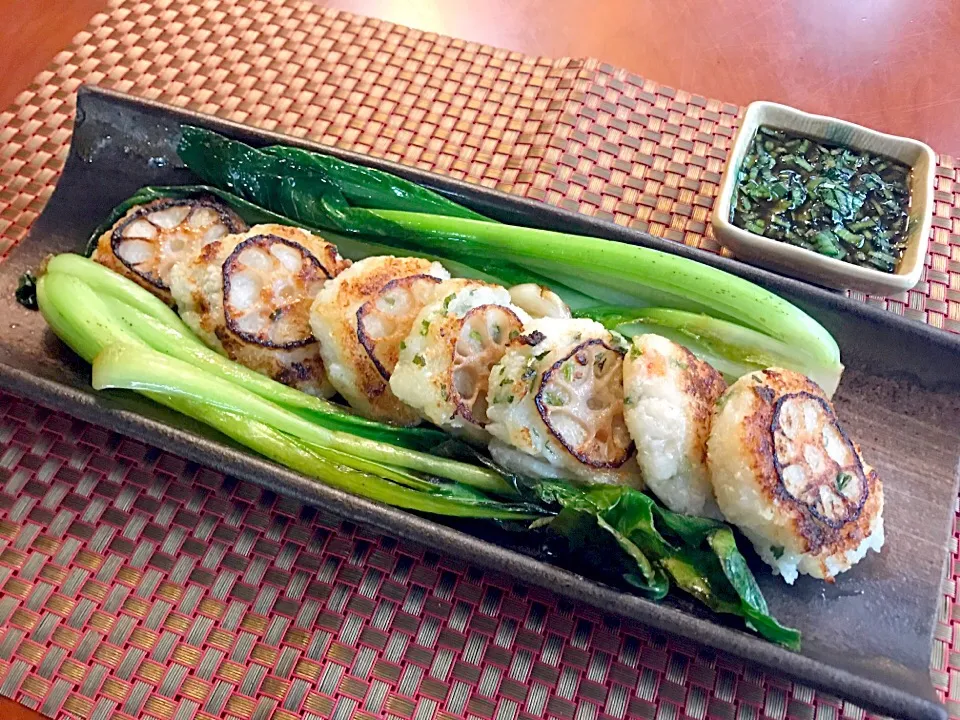 Snapdishの料理写真:炒青菜(ﾁｬｵﾁﾝﾂｧｲ)･蘿蔔糕🌿Salty stir-fried of Japanese Mustard Spinach🌿Steamed radish cake小松菜のにんにく塩炒め♨大根餅|🌈Ami🍻さん