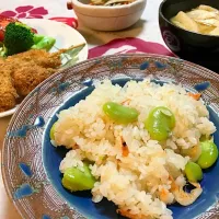 Snapdishの料理写真:そら豆と桜エビ炊きこみご飯、鶏むね肉とネギの串カツ、きんぴらごぼう、筍たっぷりの味噌汁|絹マンマさん