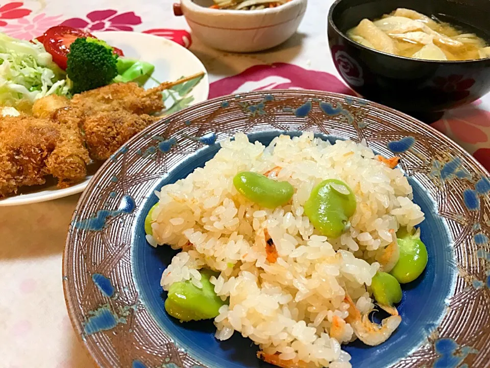 Snapdishの料理写真:そら豆と桜エビ炊きこみご飯、鶏むね肉とネギの串カツ、きんぴらごぼう、筍たっぷりの味噌汁|絹マンマさん