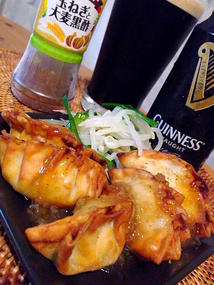 揚げギョーザにテーブルビネガーとギネス😋🍻✨餃子にテーブルビネガーはすごく合います。|アイさん